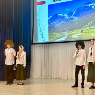 Фестиваль национальных культур: яркие выступления школьных коллективов